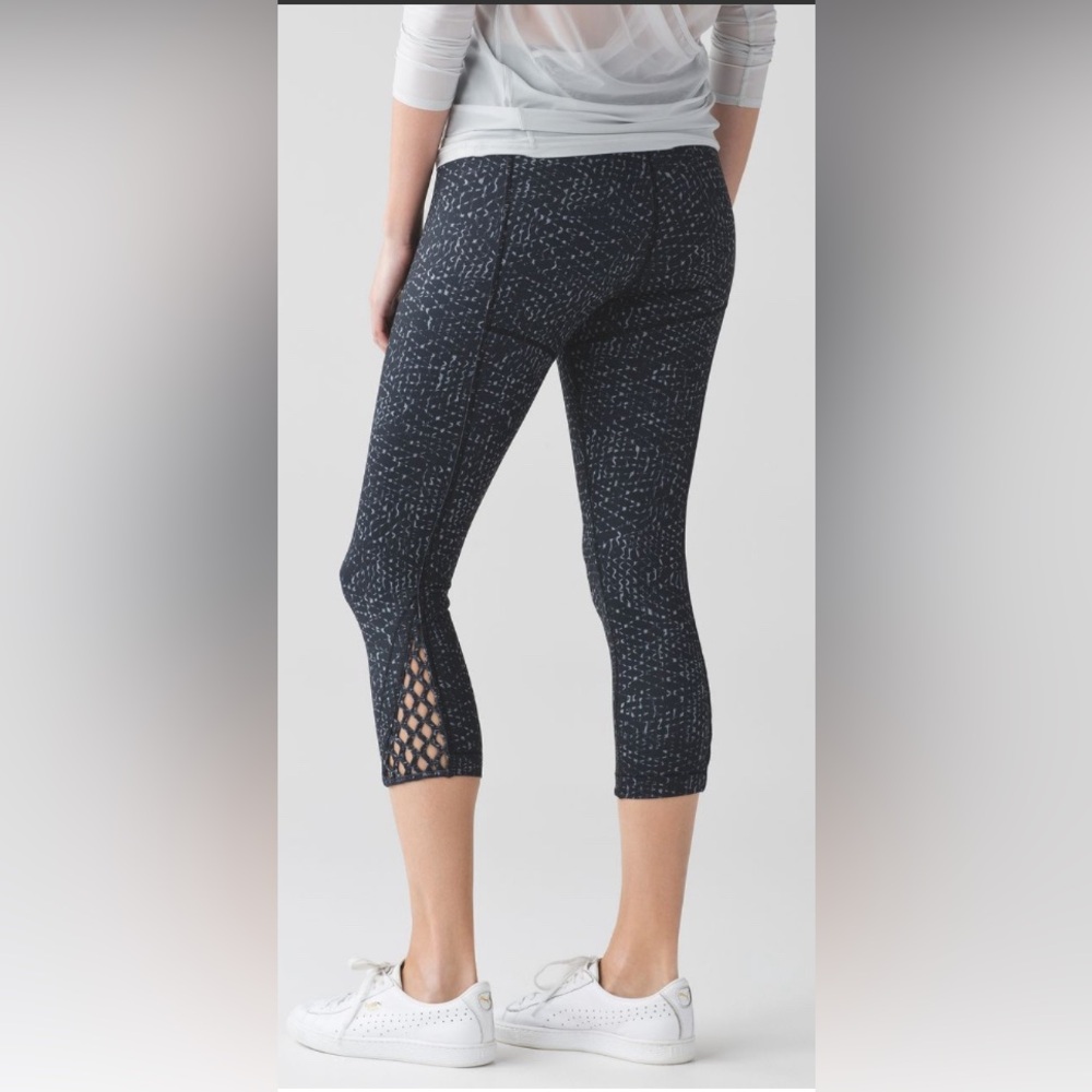 Lululemon True Self Crop II Samba Snake‎ Battleship Black Full-on Luon sz4